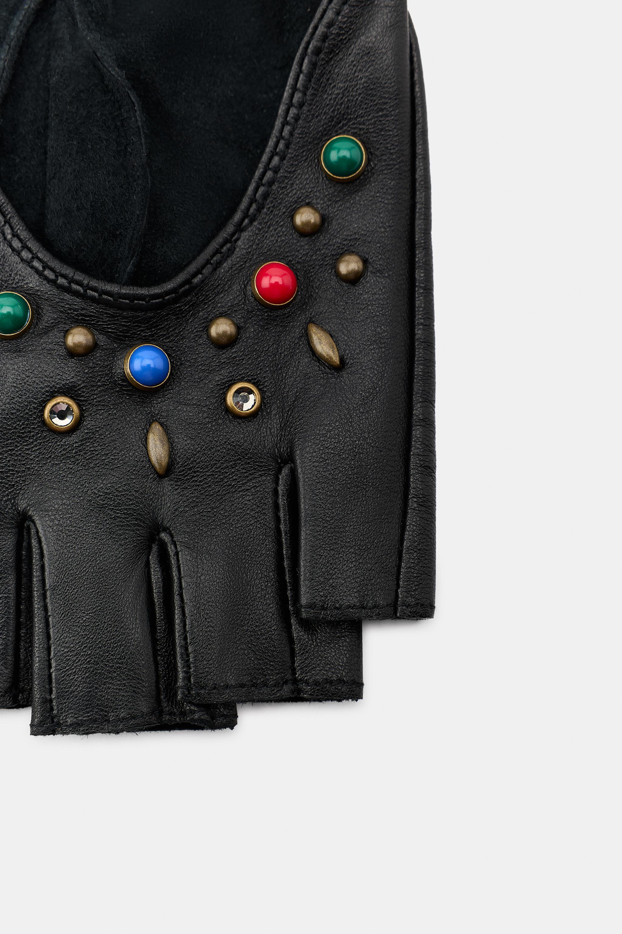 SHORT LEATHER MITTENS WITH STUDS AND STONES